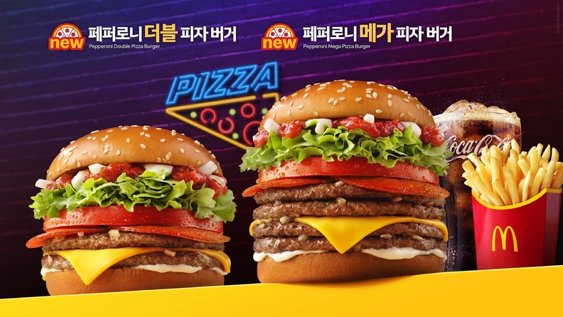 맥도날드는 피자의 풍미를 그대로 담은 신메뉴 ‘페퍼로니 더블 피자 버거’, ‘페퍼로니 메가 피자 버거’ 2종을 출시한다. / 맥도날드