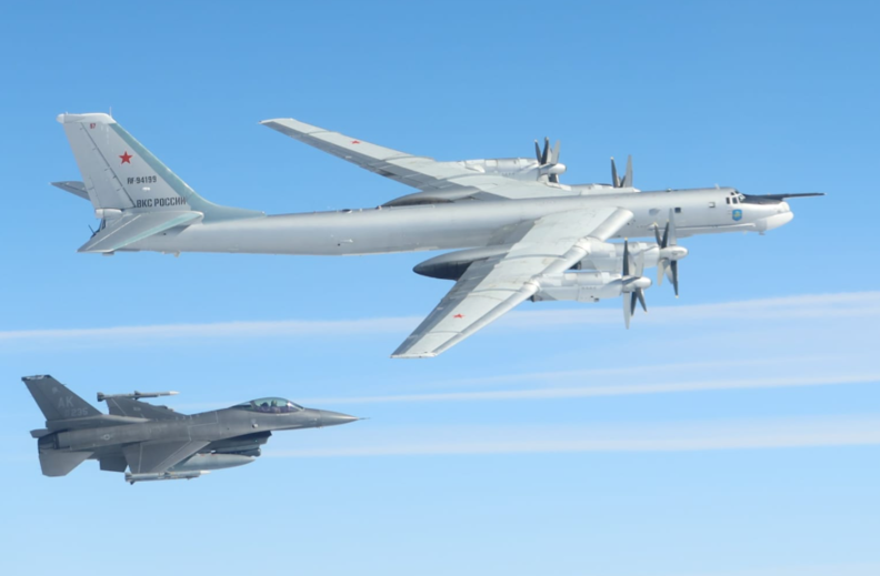 2025년 7월 22일 알래스카 인근 베링해 상공에서 미국 F-16 전투기(왼쪽)와 러시아 Tu-95 폭격기(오른쪽) / 미국 국방부