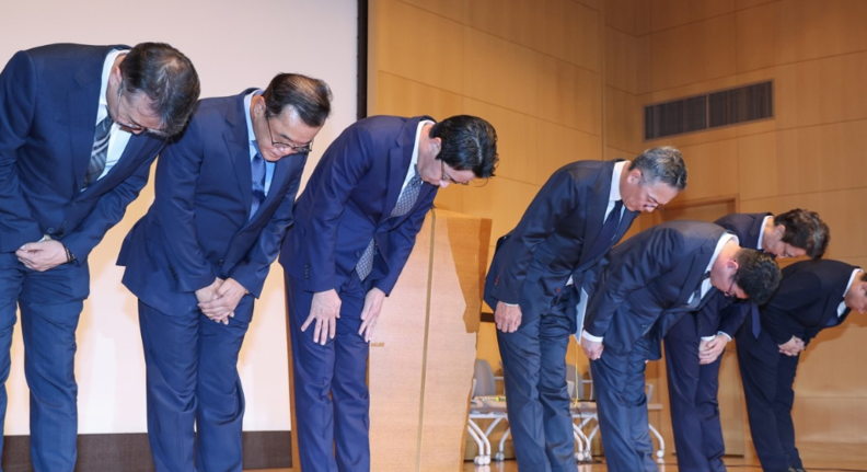 조좌진 롯데카드 대표이사 등 관계자들이 9월 18일 서울 중구 부영태평빌딩에서 해킹 사고로 인한 고객 정보 유출사태에 대해 대고객 사과를 하고 있다. / 연합뉴스 