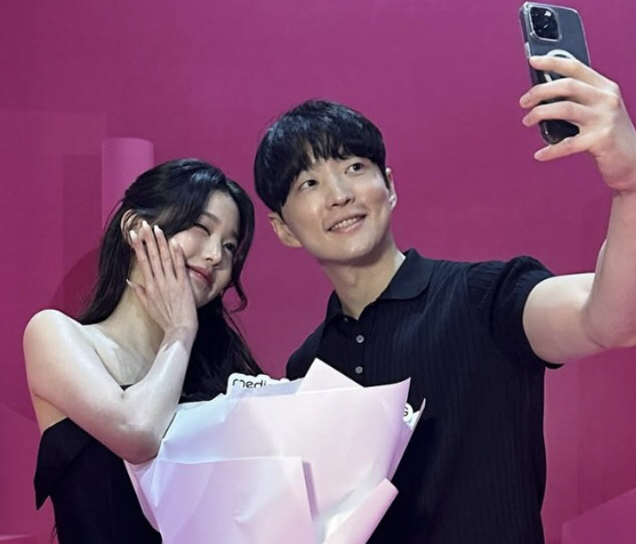 메디튜브 모델인 아이돌그룹 아이브 멤버 장원영씨(왼쪽)와 김병훈 에이피알 대표 / 인스타그램 