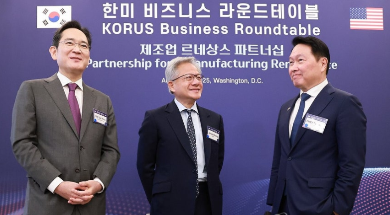 이재용 삼성전자 회장과 최태원 대한상공회의소 회장 겸 SK그룹 회장이 2025년 8월 25일(현지시간) 미국 워싱턴DC 윌라드 호텔에서 열린 한미 비즈니스 라운드 테이블 리셉션에서 젠슨 황 엔비디아 최고경영자(CEO)와 대화하고 있다. / 연합뉴스