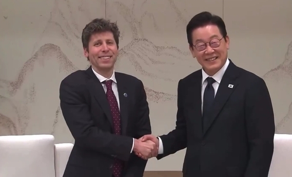 이재명 대통령이 2025년 10월 1일 용산 대통령실에서 샘 올트먼 오픈AI 최고경영자와 만났다. / 대통령실
