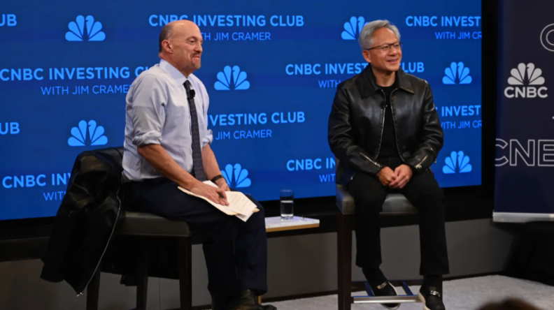 2025년 10월 7일 뉴욕증권거래소에서 열린 CNBC 인베스트먼트 클럽 행사에서 엔비디아의 젠슨 황 CEO(오른쪽)가 CNBC의 짐 크레이머와 이야기를 나누고 있다. / CNBC