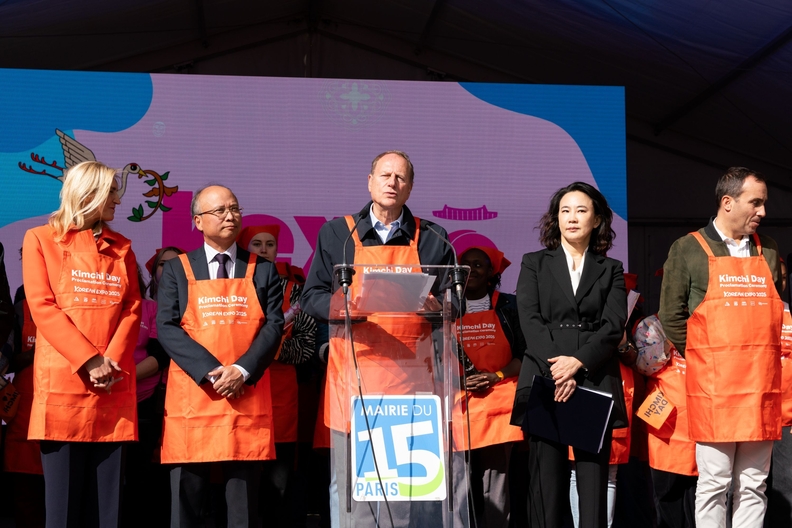 2025년 10월 4일(현지시각) 프랑스 파리15시청 대광장에서 열린 '2025 KOREAN EXPO - 김치의 날 제정 선포식'에서 필립 구종(Philippe Goujon) 파리15시장(가운데)이 '김치의 날' 공식 제정을 선포하고 있다. / 대