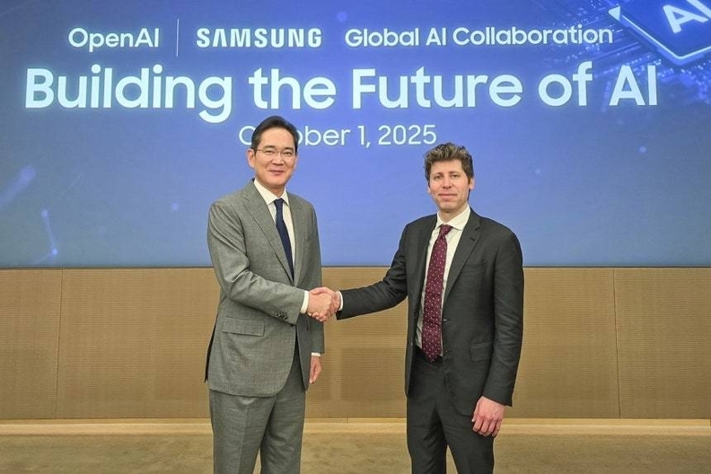 이재용 삼성전자 회장(왼쪽)이 2025년 10월 1일 삼성전자 서초사옥에서 샘 올트먼 오픈AI 대표와 '글로벌 AI 핵심 인프라 구축을 위한 상호 협력 LOI(의향서) 체결식'에서 악수하는 모습 / 삼성전자