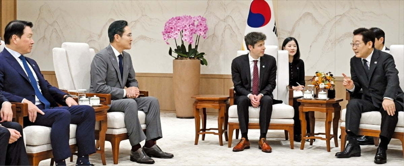 이재명 대통령이 2025년 10월 1일 용산 대통령실에서 샘 올트먼 오픈AI 최고경영자((왼쪽 세 번째), 이재용 삼성전자 회장(두 번째), 최태원 SK그룹 회장(맨 왼쪽)과 만나 대화하고 있다. / 대통령실