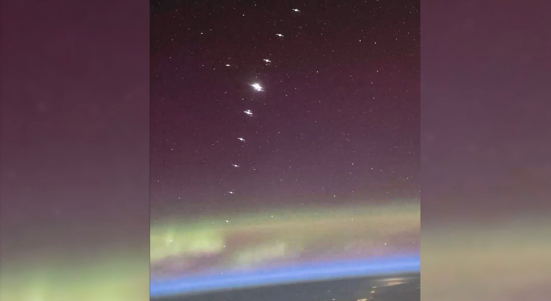 NASA 우주비행사 돈 페티트가 지구 궤도에서 스타링크 열차를 포착했다. / petapixel.com