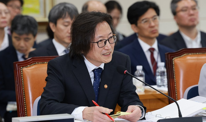 2025년 10월 14일 서울 영등포구 여의도 국회에서 열린 공정거래위원회, 개인정보보호위원회 등에 대한 정무위원회 국정감사에서 주병기 공정거래위원장이 의원 질의에 답변하고 있다. / 연합뉴스 
