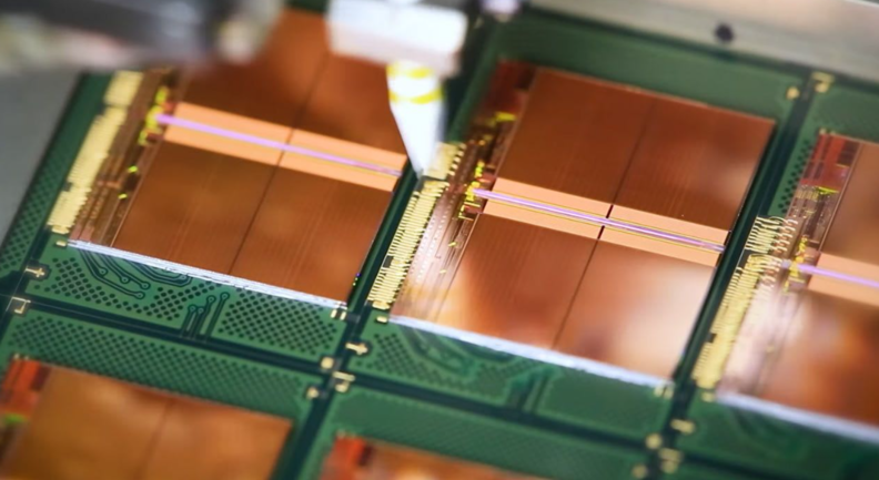 AI 데이터센터가 전례 없는 양의 DRAM, SSD 및 하드 드라이브를 소비함에 따라 메모리 및 스토리지 부품 부족이 역사적인 수준에 도달했다. / 마이크론