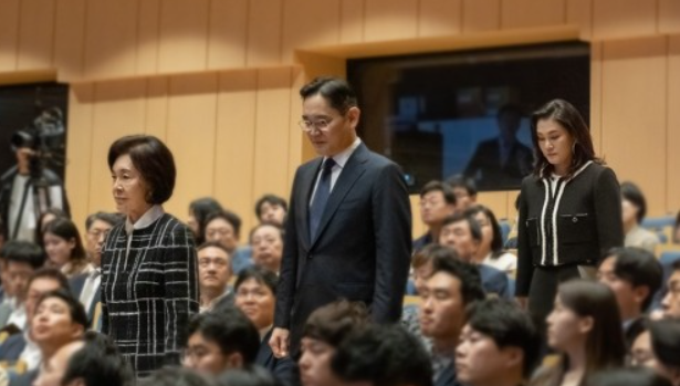 고 이건희 회장 추모음악회에 참석한 홍라희 전 삼성미술관 리움 관장(왼쪽) / 연합뉴스