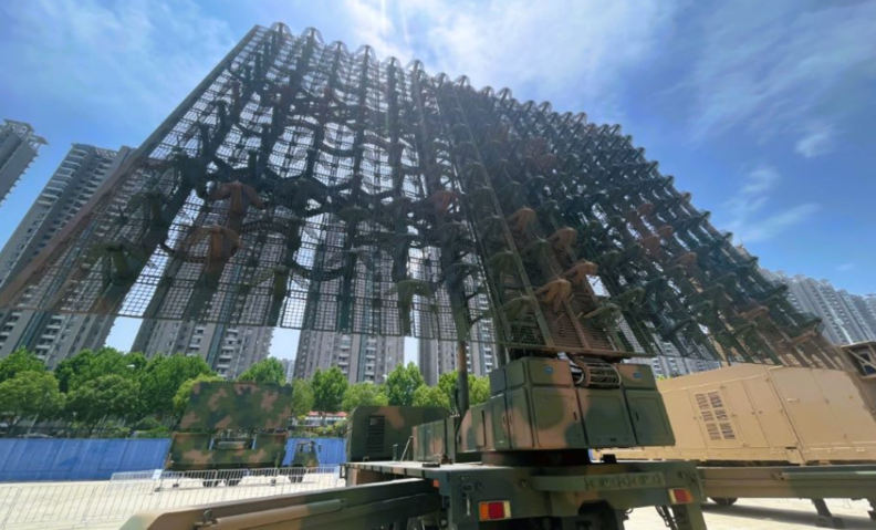 중국은 허페이에서 열린 제11회 세계 레이더 엑스포에서 미 공군의 F-22 랩터 및 F-35 라이트닝 II와 같은 첨단 스텔스 항공기를 탐지하고 잠재적으로 무력화할 수 있도록 설계된 차세대 스텔스 레이더 시스템을 공개했다. / theasialive