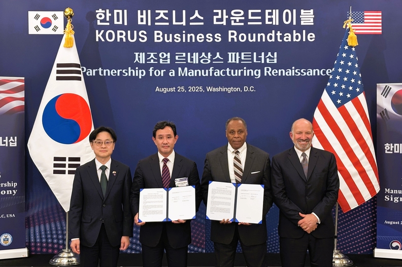 고려아연과 록히드마틴이 미국 현지시간으로 2025년 8월25일 게르마늄 공급·구매와 핵심광물 공급망 협력을 위한 양해각서(MOU)를 체결했다. (왼쪽부터) 김정관 산업통상자원부 장관, 최윤범 고려아연 회장, 마이클 윌리엄슨 록히드마틴 인터내셔널 사장, 하워드 러트닉 미국 상무부 장관 / 고려아연