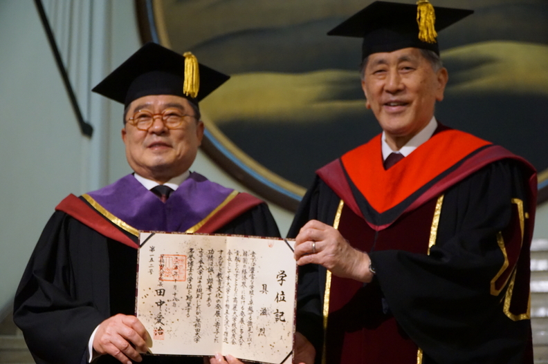 2025년 10월 18일 구자열 LS 이사회 의장(왼쪽)이 와세다대로부터 명예 법학박사 학위를 받고 다나카 아이지 와세다대 총장과 기념 촬영을 하고 있다. / LS그룹