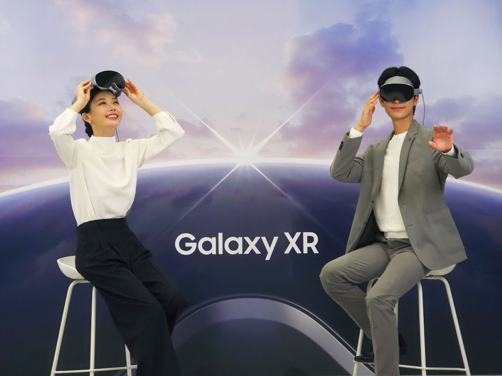 삼성전자는 새로운 AI 경험을 제공하는 헤드셋 형태의 모바일 기기 '갤럭시 XR(Galaxy XR)'을 10월 22일 국내 출시한다고 밝혔다. 사진은 삼성전자 모델들이 갤럭시 XR을 착용하고 있는 모습. / 삼성전자