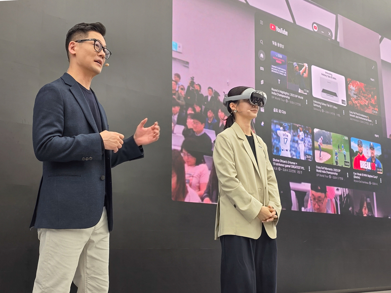 10월 22일 삼성강남에서 진행된 '갤럭시 XR' 미디어 브리핑에서 MX사업부 XR UX그룹장 이승민 상무(왼쪽)와 MX사업부 이머시브(Immersive) PP그룹 박유진 프로가 '갤럭시 XR'을 시연하고 있는 모습 / 삼성전자