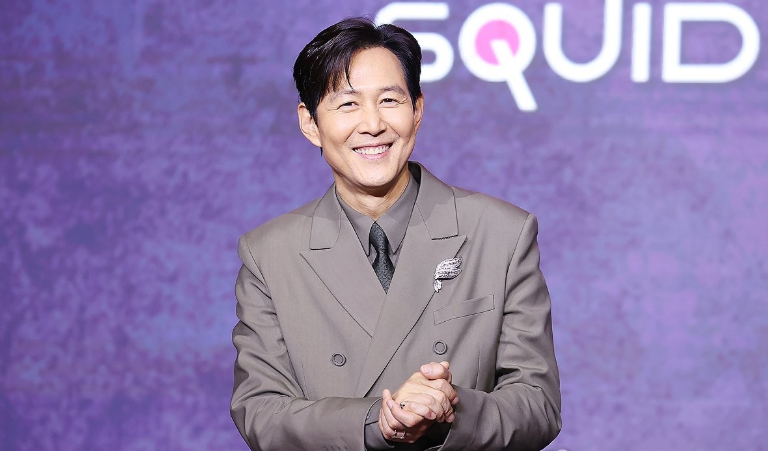 배우 이정재가 2025년 6월 9일 서울 용산구 드래곤시티 호텔에서 열린 넷플릭스 글로벌 흥행작 '오징어 게임' 시즌3 제작발표회에서 포즈를 취하고 있다. / 연합뉴스