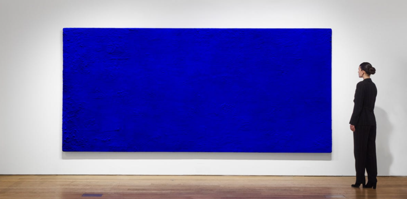이브 클랭(Yves Klein)의 14피트(약 4.2미터) 너비의 독보적인 파란 단색화 ‘California (IKB 71)’ / 크리스티경매, elledecor.com