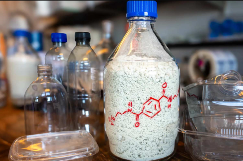 최근 첨단 탄소화 기술의 발전으로 폐기된 플라스틱을 차세대 배터리 및 슈퍼커패시터용 고성능 탄소 기반 소재로 전환하는 혁신적 방법들이 속속 공개되고 있다. / 코펜하겐대학교, sciencedaily