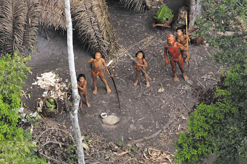 2010년 아마존 부족이 비행기를 보고 있다. / FUNAI