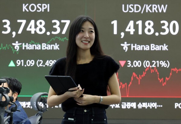 JP모건의 12개월 내 코스피 목표치 5000선 상향과 함께 강세장 가능성까지 점쳐지며 국내외 증권가의 관심이 집중되고 있다. / 연합뉴스 