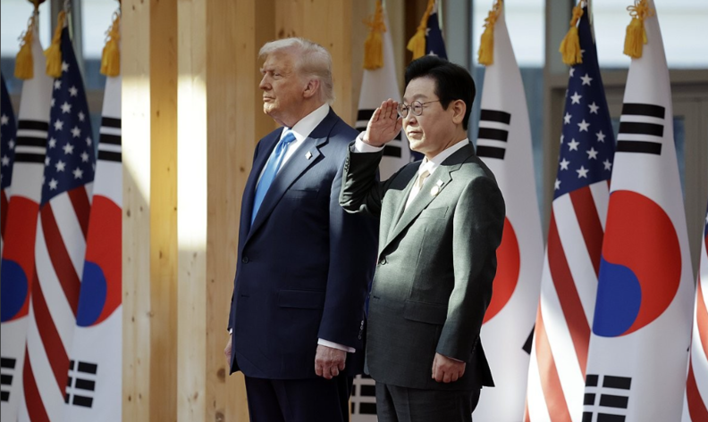  이재명 대통령이 2025년 10월 29일 경북 경주박물관에서 열린 도널드 트럼프 미국 대통령 공식 환영식에서 거수경례를 하고 있다. /  대통령실 