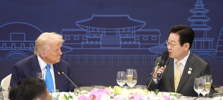  이재명 대통령이 2025년 10월 29일 경북 경주 힐튼호텔 그랜드볼룸에서 열린 대통령 주최 정상 특별만찬에서 환영사를 하고 있다. / 대통령실 