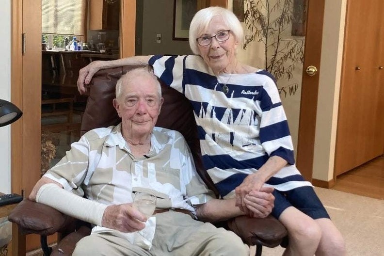 90대 노부부 드루스 뉴먼(95세)과 에바 뉴먼(92세)이 2021년 8월 13일 의료적 조력 존엄사(의사의 도움을 받아 스스로 생을 마감하는 것)를 선택했다. / 피플