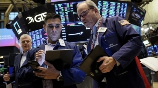 미국 뉴욕증권거래소(NYSE)의 트레이더들 / 방송화면 캡처