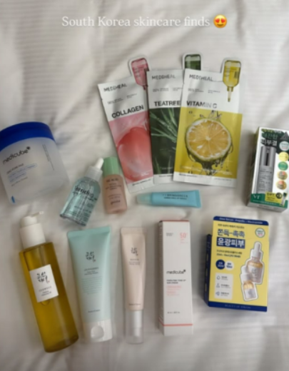 캐롤라인 레빗(28) 백악관 대변인은 팔로워(구독자) 258만명인 자신의 인스타그램 스토리에 2025년 10월29일 “한국에서 찾은 스킨케어 제품들”(south korea skincare finds)이라는 설명과 함께 직접 구매한 한국 화장품 사진을 게시했다. 호텔 침대 위에 가지런히 늘어놓은 뒤 찍은 것으로 보이는 사진에는 조선미녀와 메디큐브, 메디힐, 토리든, VT코스메틱 등 국내 화장품 브랜드명이 드러난 마스크팩과 클렌징 오일, 선크림 등 여러 제품이 담겼다. / 인스타그램