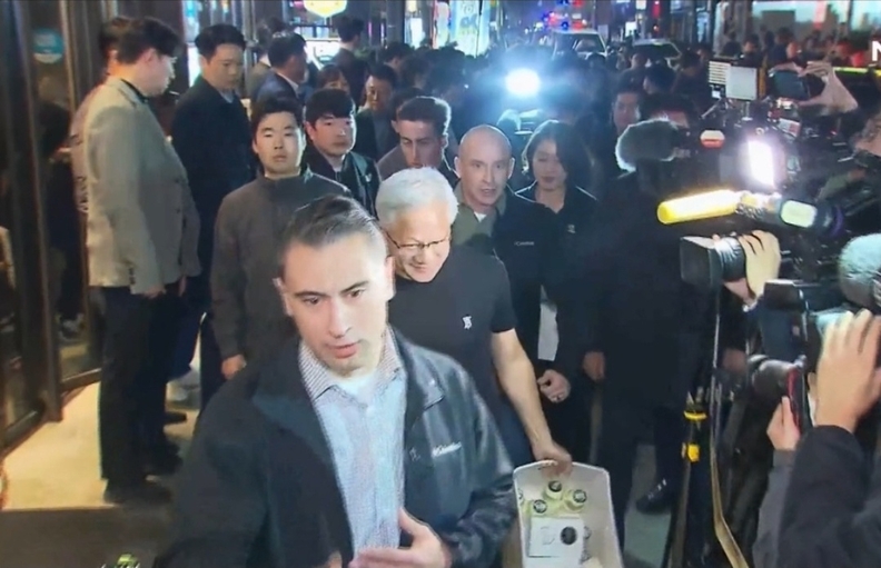 젠슨 황 CEO는 회동하던 도중 매장 밖을 나와 시민들에게 김밥과 바나나 우유를 나눠줬다. / SNS 