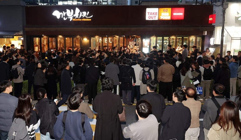 2025년 10월 30일 서울 삼성동 인근 깐부치킨에서 젠슨 황 엔비디아 최고경영자가 이재용 삼성전자 회장, 정의선 현대차 그룹 회장이 회동할 것으로 알려지자 상가 앞 도로가 취재진과 시민들로 붐비고 있다. / 연합뉴스 