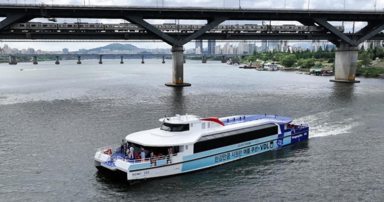 한강버스가 서울 광진구 뚝섬 선착장을 떠나 송파구 잠실 선착장으로 이동하고 있다. / 서울시 