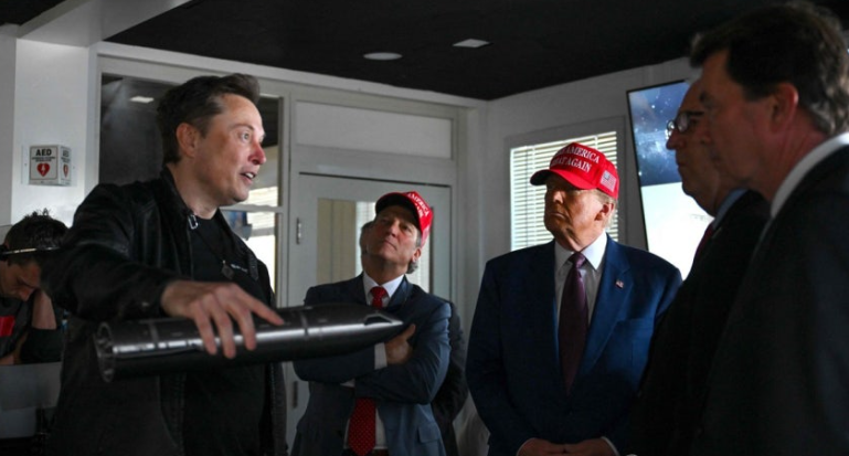 2024년 11월 우주선 스타십 발사현장에 동행한 일론 머스크와 트럼프 대통령 / AFP, 연합뉴스 