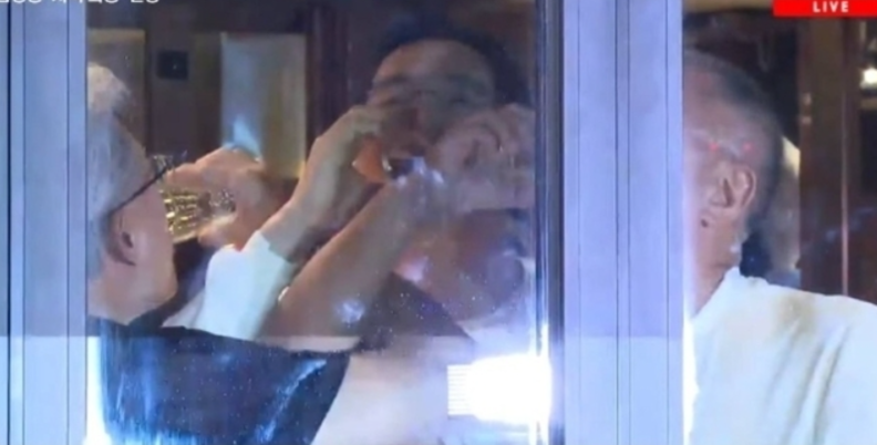 황 CEO는 이 회장, 정 회장에게 “오늘은 내 인생 최고의 날”이라고 말했다. 행사 마지막에 세 명이 팔을 걸고 러브샷을 하기도 했다. / 방송화면 캡처 