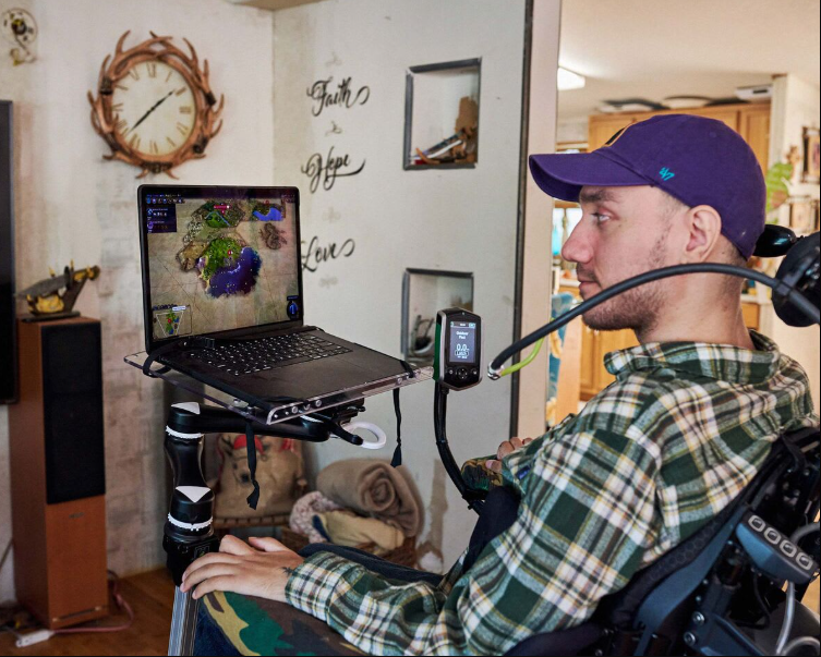 뉴럴링크(Neuralink)의 첫 번째 인간 임플란트 환자인 놀란 아바우(Nolan Arbaugh) / 뉴럴링크, bloomberg.com