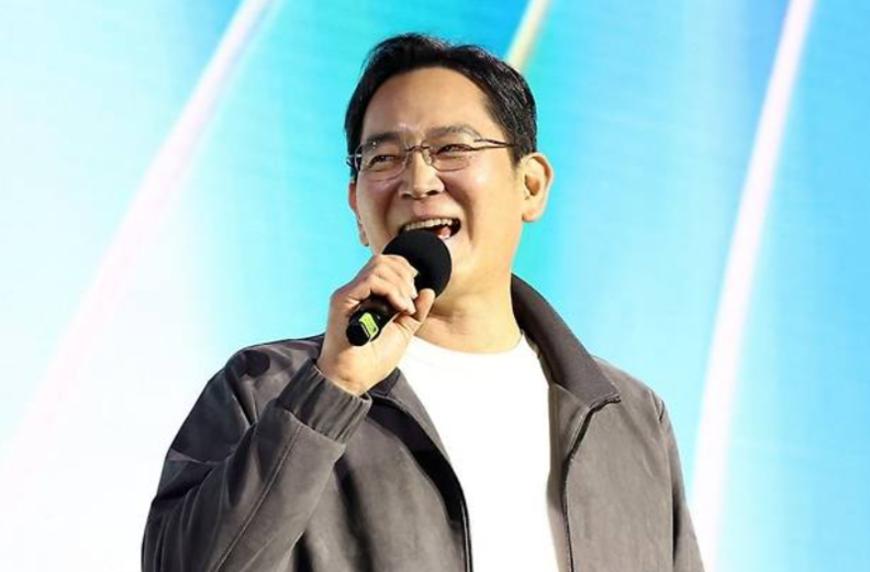 이재용 삼성전자 회장이 치맥 회동 당일 입었던 '아우터'는 삼성물산 패션부문 '갤럭시'의 프리미엄 라인 '란스미어' 제품이다. 구매가 몰리면서 현재 품절된 상태로 '완판남'을 또 한번 입증했다. / 연합뉴스