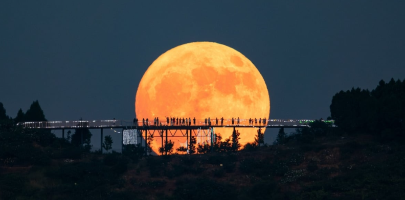 2024년 8월 19일, 중국 청두의 롱콴산에 슈퍼문이 불을 밝히고 있다. 2025년 11월의 보름달은 가을 하늘에 더 크고 밝게 빛나는 모습으로 지구에 더 가까울 것이란 예상이다. / 게티이미지