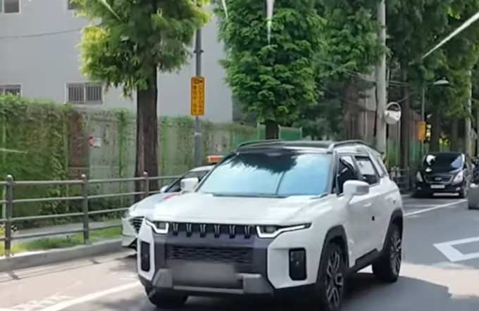 [이슈&논란] 월수입 1억 유튜버 쯔양, 슈퍼카 대신 국산 SUV ‘토레스’…"테슬라는 부모님께 선물"
