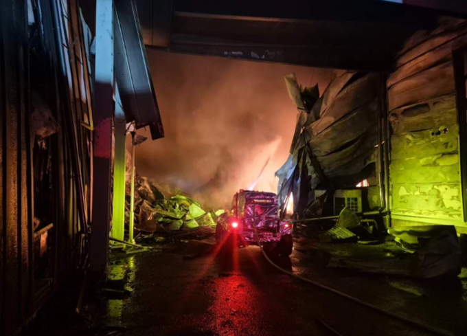 [이슈&논란] 충북 음성 공장 화재에 무인 소방로봇 첫 실전 투입… 소방청·현대차 공동 개발 '생존율 극대화'