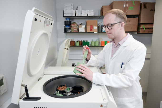 [지구칼럼] 폐플라스틱 병, 파킨슨병 '치료제'로 환골탈태…"폐기물을 신경계 질환 치료제로 전환한 최초 사례"