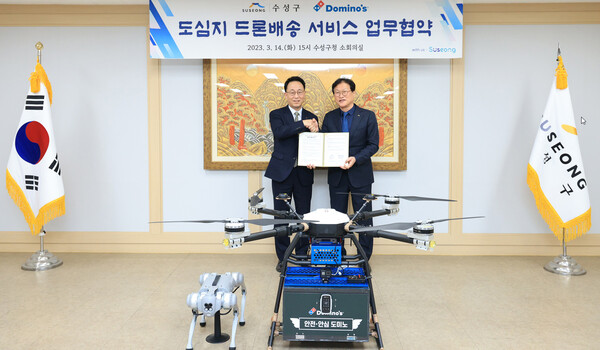 대구시 수성구청에서 한국도미노피자 김영훈 대표이사(좌측)와 김대권 수성구 구청장(우측)이 MOU 체결 모습 [도미노피자]