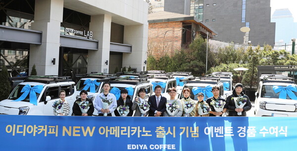 이디야커피는 16일 본사에서 경품행사 1등 당첨자 10명에게 캠핑카를 증정했다. [이디야커피]
