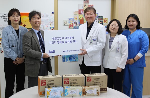 제품 전달식 모습. 매일유업 아이스크림TF 이진석 본부장(왼쪽 두번째)과 서울대어린이병원 강형진교수(왼쪽 세번째) [매일유업]