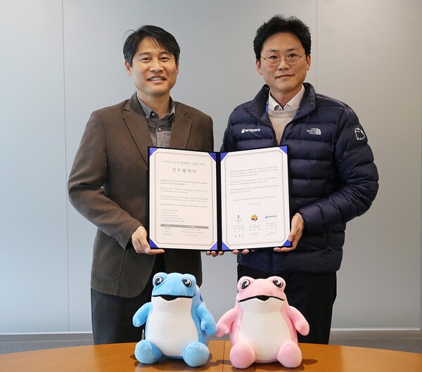 하이트진로는 지난 27일 서울 서초동 본사에서 정세영 하이트진로 상무(오른쪽), 최태영 국립생태원 생태응용연구실장 등이 참석해 업무 협약식을 갖고 두꺼비 살리기에 나선다. [하이트진로]