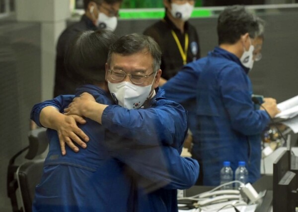 순수 국내 기술로 설계·제작된 한국형 발사체 누리호(KSLV-Ⅱ) 2차 발사가 2022년 6월 21일 성공했다. 대전시 한국항공우주연구원 위성종합관제실 관제센터에서 연구원들이 누리호 발사 성공에 기뻐하고 있다. [한국항공우주연구원]