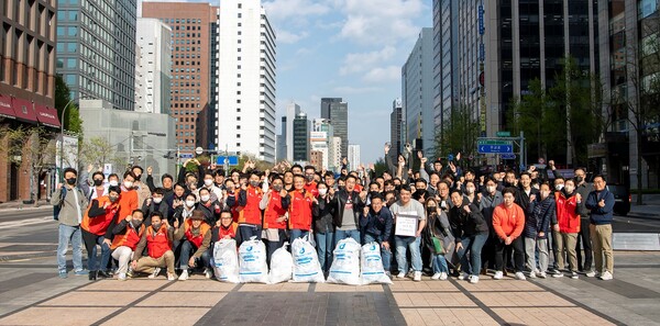 7일 황일문 SK렌터카 대표이사(우측에서 첫번째 줄 11번째)와 구성원들이 함께 창립 35주년을 맞아 서울 종로구 청계천 인근에서 ‘줍깅’ 활동 후 단체 사진을 촬영하고 있다. [SK렌터카]