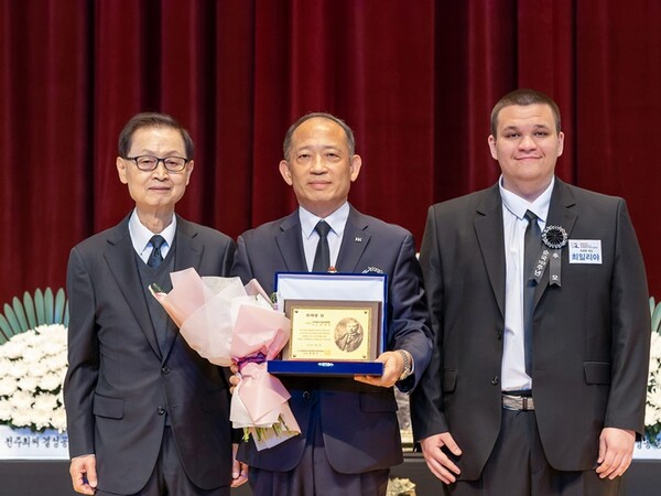 한국콜마와 서울여해재단이 독립운동가 최재형상 단체상을 수상하고 기념사진을 찍고 있다.  (왼쪽부터) 이장우 쓰리지테크놀로지 회장(전년 수상자), 최현규 한국콜마 대표, 최일리야 최재형 기념사업회 이사장) [한국콜마]