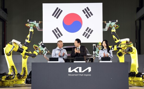 President Yoon Suk Yeol applauds after a signing performance at a groundbreaking ceremony for an electric vehicle-only plant in Hwaseong, Gyeonggi Province, on the 11th. (Presidential Office Photographers) President Yoon Suk Yeol applauds after a signing performance at a groundbreaking ceremony for an electric vehicle-only plant in Hwaseong, Gyeonggi Province, on the 11th. (Presidential Office Photographers)