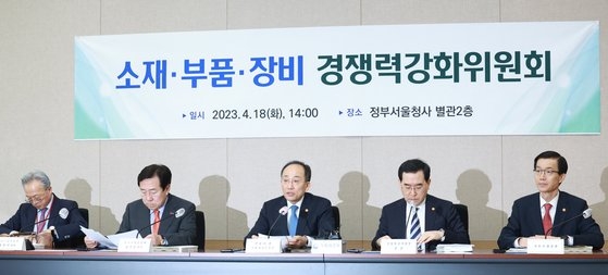 소재·부품·장비 경쟁력 강화 위원회 회의가 18일 오후 정부서울청사 별관에서 열렸다. (왼쪽부터) 최진식 중견기업연합회 회장, 김기문 중소기업중앙회 회장, 추경호 경제 부총리 겸 기획재정부 장관, 이창양 산업통상자원부 장관, 방문규 국무조정실장 [산업통상자원부]
