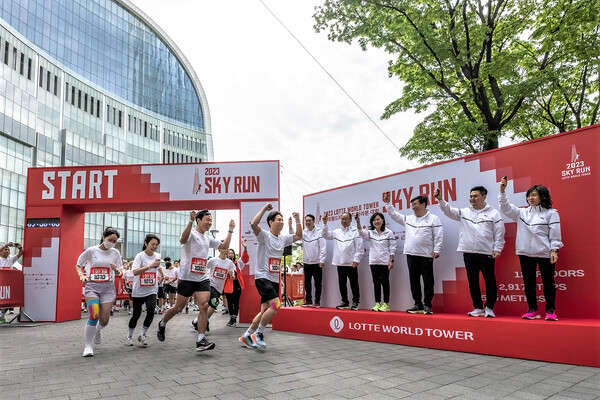 22일 오전 서울 송파구 롯데월드타워에서 열린 수직마라톤 대회 ‘스카이런(SKY RUN)’에서 참가자들이 대회 시작과 함께 힘차게 출발하고 있다. [롯데물산]